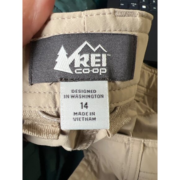 REI Co-Op Womens Cargo Hiking Shorts Size 14 Beige Nylon Outdoors Gorpcore - Picture 7 of 12